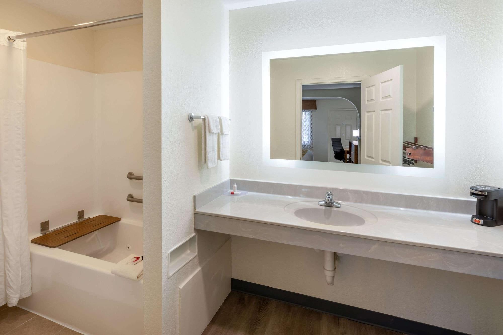 Baymont By Wyndham Biloxi - Ocean Springs Motel Bagian luar foto
